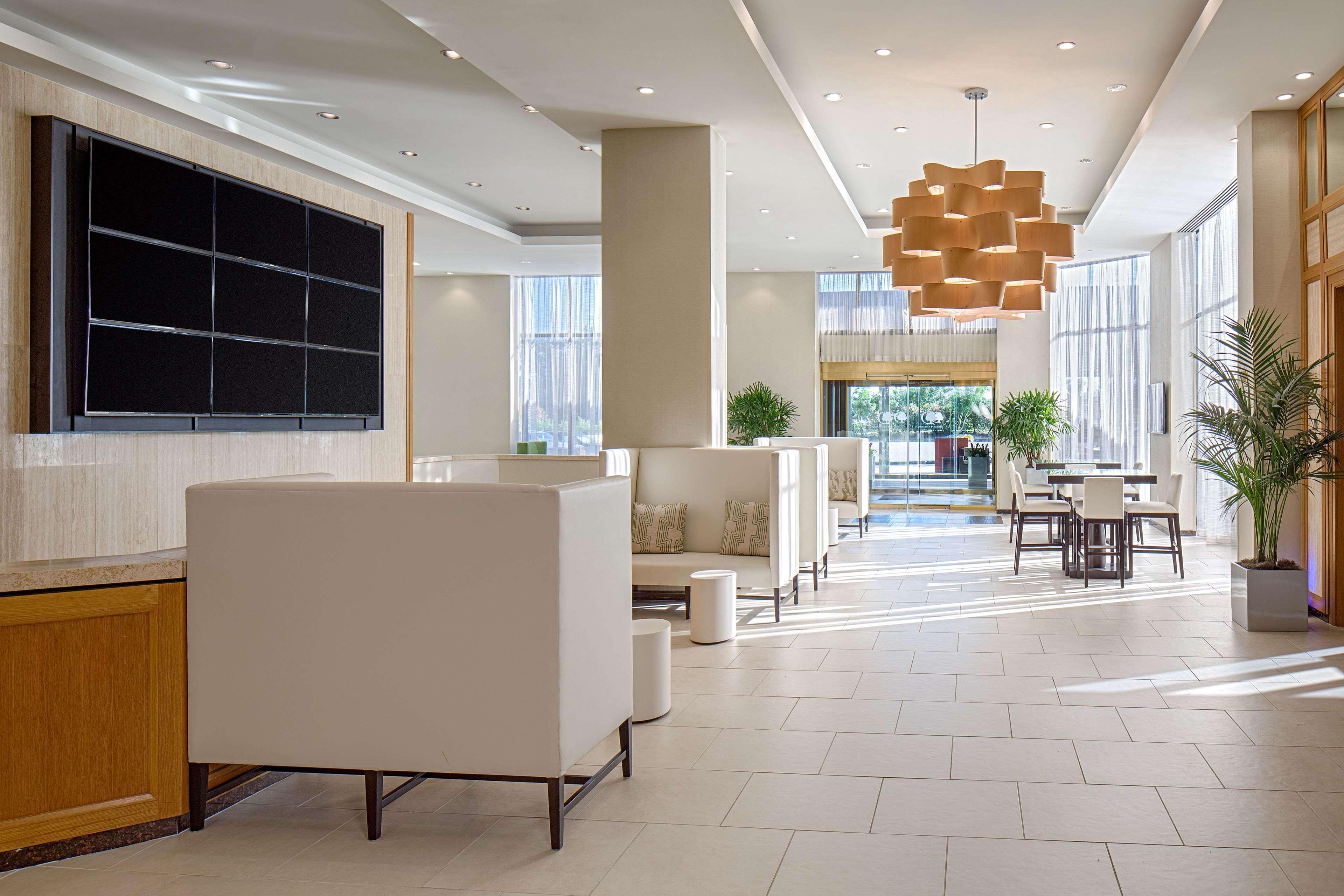 Doubletree By Hilton Hotel Houston Greenway Plaza Exterior foto