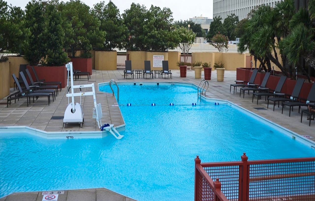 Doubletree By Hilton Hotel Houston Greenway Plaza Exterior foto
